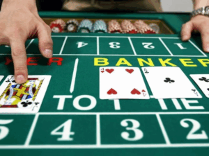 Baccarat là một trong những game bài phổ biến tại các cổng game giải trí trực tuyến với luật chơi đơn giản