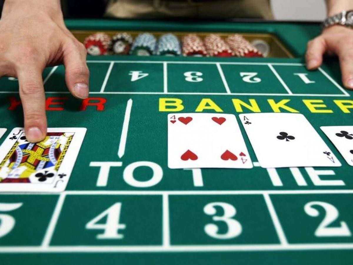 Baccarat là một trong những game bài phổ biến tại các cổng game giải trí trực tuyến với luật chơi đơn giản
